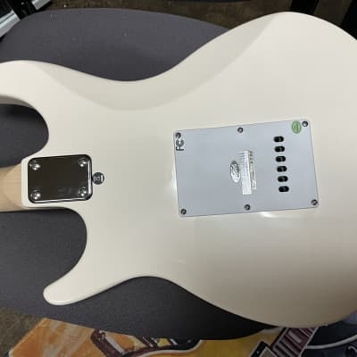 Behringer IAXE 624 CENTARI USB Guitar in white solid body