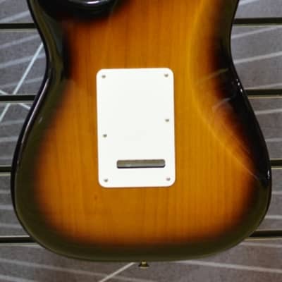 Fender Vintera '50s Stratocaster Modified 2-Colour Sunburst Electric Guitar &Deluxe Gig Bag B Stock image 7