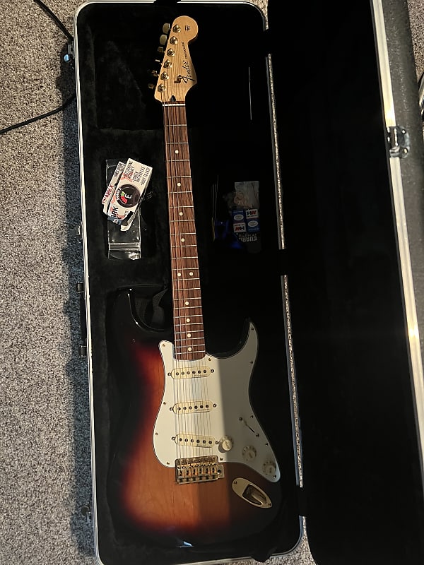 Fender Stratocaster 2021 w/ HARD CASE - 3-color-sunburst | Reverb