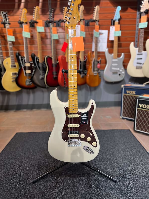 【新品同様】FENDER AM PRO II STRAT HSS RW OWT Fender American Professional II Stratocaster HSS | Reverb Canada