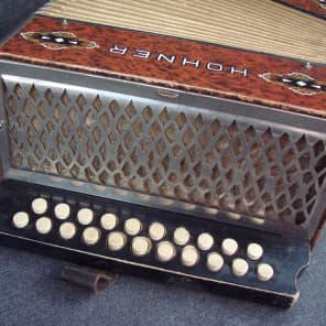 Steel outlet reeds accordion
