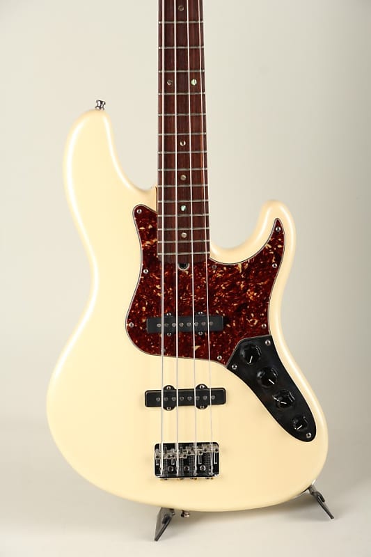 2006 Fender USA American Deluxe Stratocaster > Guitars