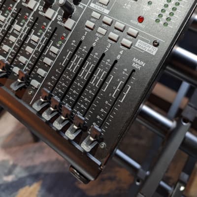Mackie 1642VLZ4 16-Channel Mic / Line Mixer image 8