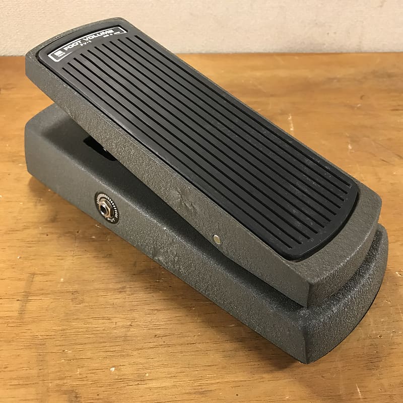 Roland FV-1- A beautiful classic volume pedal- can be used