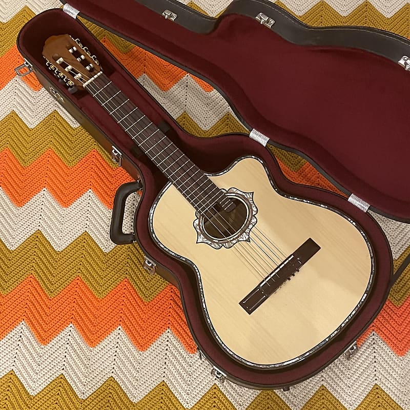 Paracho requinto online guitar