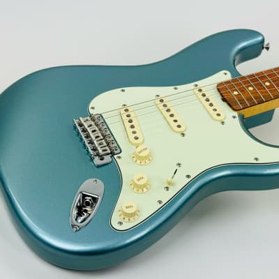 Fender '60s Vintera Stratocaster, MIM 2019 - Ice Blue Metallic image 7