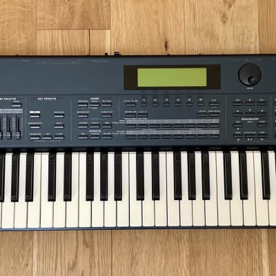 Roland XP-80 76-Key 64-Voice Music Workstation Keyboard 1999 - 2004 - Black