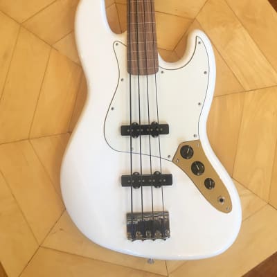 UNPLAYED- 2020/21 Fender Player Fretless Jazz Bass Guitar- Polar White with Pau Ferro Fingerboard image 1