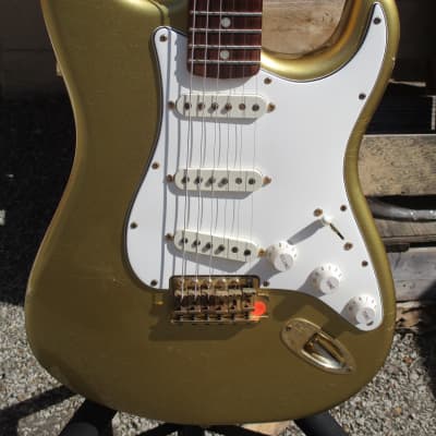 Fender Custom Shop 50th Anniversary 65 Stratocaster in Gold Metallic Relic 2004 image 5