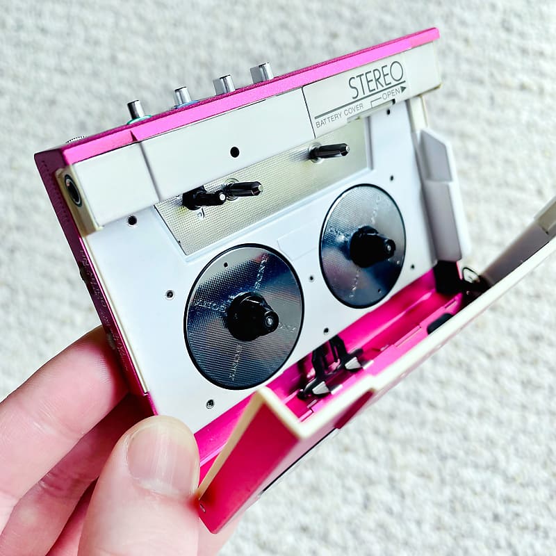 Sony wm-20 ピンク　動作品 Sony wm-20 ピンク 動作品 + 電池パック - メルカリ