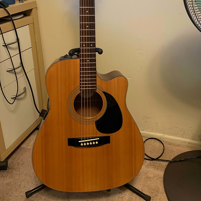 Takamine EG 330 C Acoustic guitar with electronics. Hardshell case