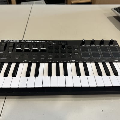M-Audio Oxygen Pro Mini 32-Key MIDI Keyboard Controller 2020 - Present - Black