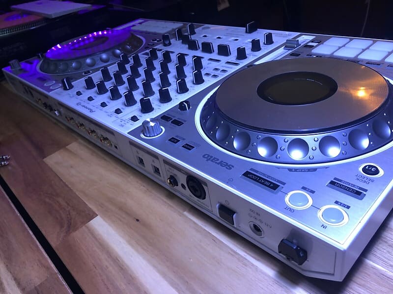 Pioneer DDJ-1000SRT-W DJ Controller white Serato limited edition
