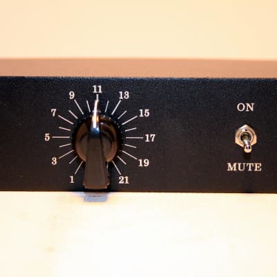 2-Way In - 3-Way Out XLR Studio Monitor Controller Minimal Style image 4