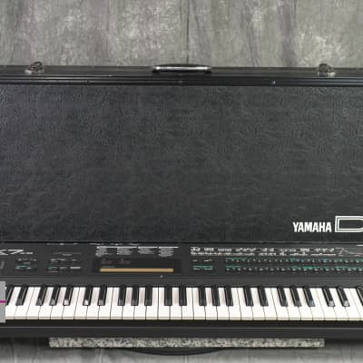 YAMAHA DX7 II-D Digital Programmable Synthesizer in Very Good