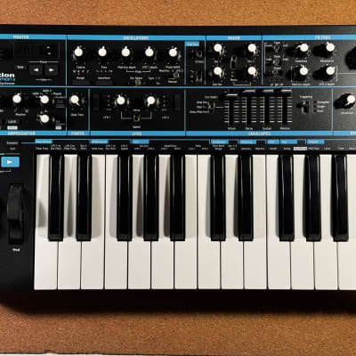 Novation Bass Station II 25-Key Monophonic Synthesizer 2013 - Present - Black