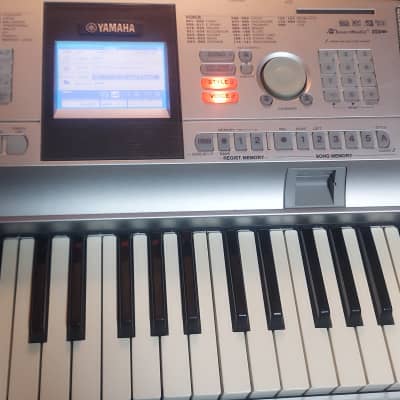 Yamaha Portable Grand DGX-305 76 key digital piano - Silver image 4