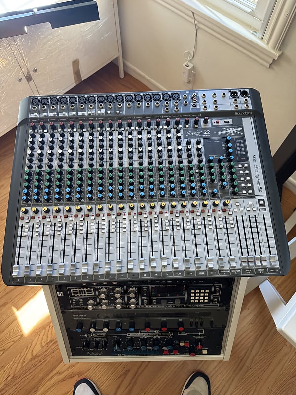 Soundcraft Signature 22 MTK 22Channel Analog Mixer with Reverb