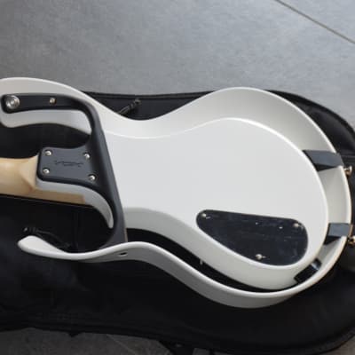 SUNDAY SPECIAL! VOX Starstream Bass white*fine medium scale instrument=perfect for the guitar player or for the bass lady! Comes with a  quality gigbag*very lightweight 2.9kg*rare model*brand new* image 7