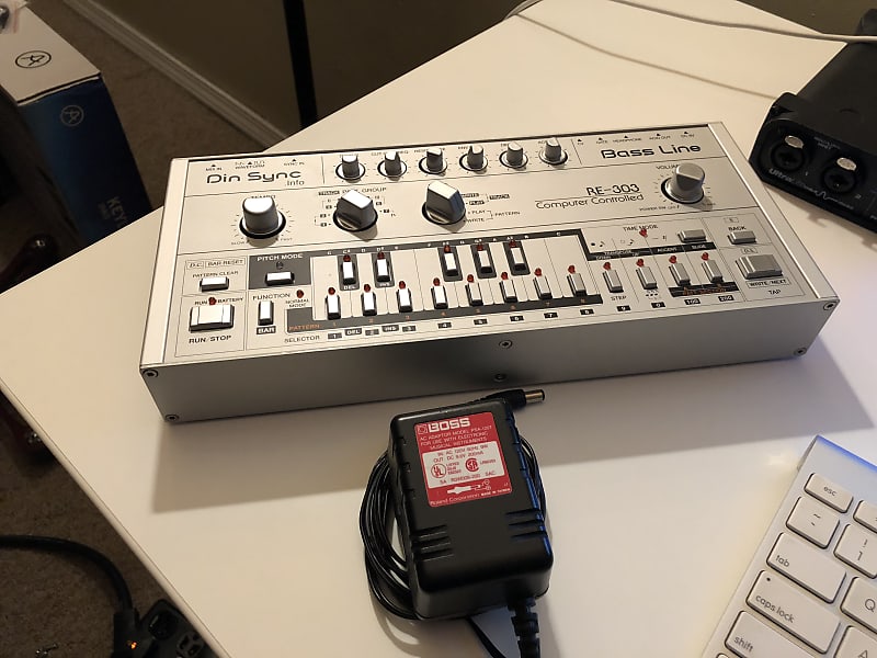 Dinsync RE-303 Bass Line: Roland TB-303 Replica