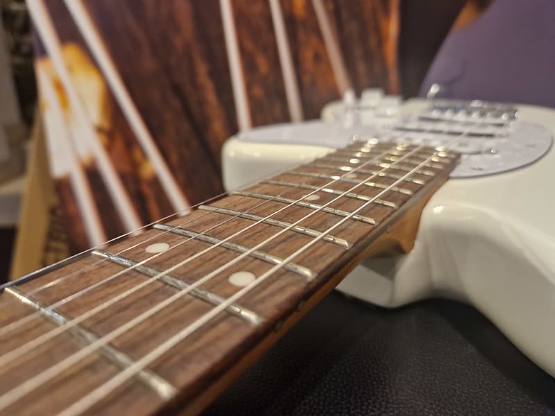 Ibanez ICHI00-VWH Signature Guitar 6-Str Ichika Nito Vintage