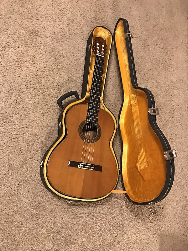 Yamaha C-300 concert classical guitar 1970s made in Japan with excellent  original hard case