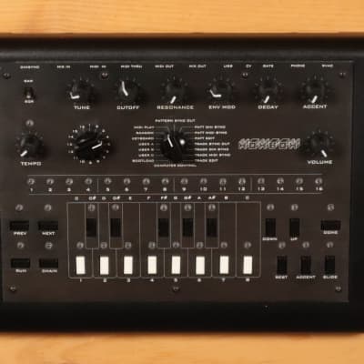 x0xbox xoxbox // Roland TB-303 clone // 100% analogue acid bassline synthesizer mid-2010 - Black