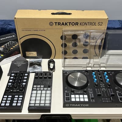 Native Instruments Traktor Kontrol S2 MK3 - F1 Remix & X1