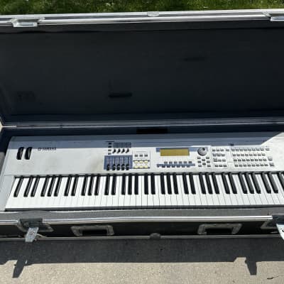Yamaha MO8 Keyboard/Synth Workstation w/ATA Road Case