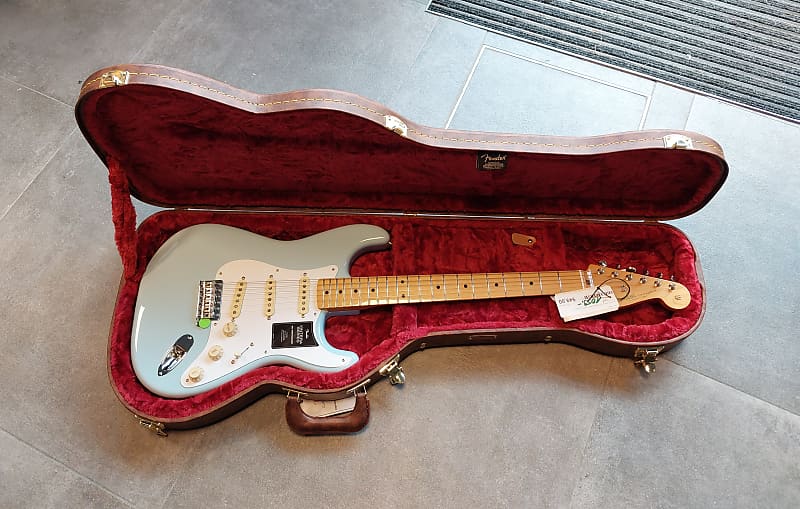 ギター Fender classic POODLE CASE Amazon.com: Fender Classic Series Poodle Case, Stratocaster