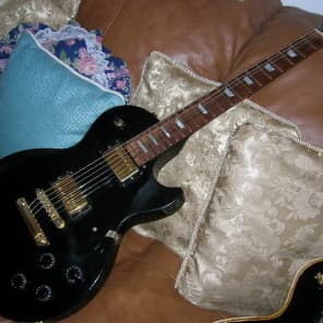 2000 GIBSON LES PAUL STUDIO GUITAR HIGH GLOSS BLACK GOLD 2000 GIBSON LES PAUL STUDIO GUITAR HIGH GLOSS BLACK GOLD