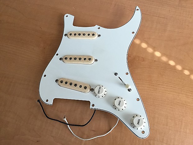 DiMarzio DCS Classical VINTAGE Loaded Strat Pickguard DiMarzio DCS Classical VINTAGE Loaded Strat Pickguard
