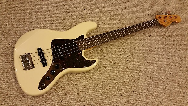 Fender Japan Medium Scale 32 JB62M 62 Reissue Jazz Bass Olympic White