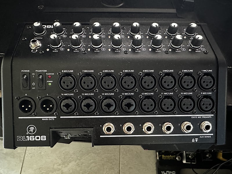 Mackie DL1608 16-Channel Wireless Digital Mixer with Lightning Connector