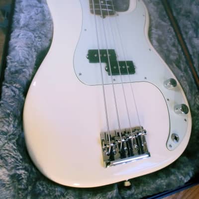 Fender American Professional Precision Bass with Rosewood Fretboard 2018 Olympic White image 11
