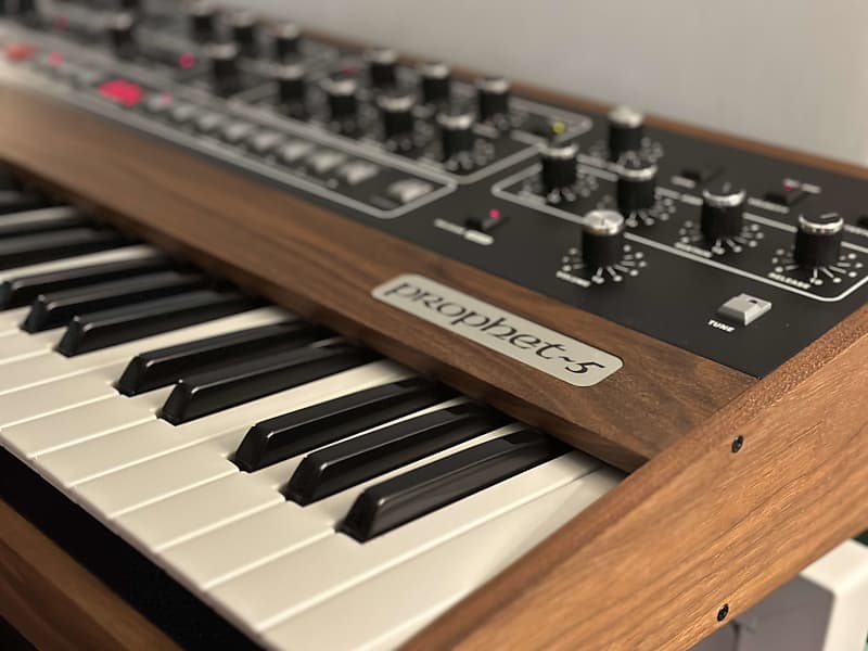 Sequential Prophet 5 Rev 4 Reissue 61-Key Polyphonic Analog