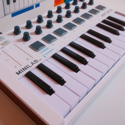 Arturia MiniLab MkII 25-Key MIDI Controller 2021 - Present - White