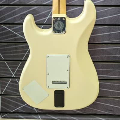 Fender EOB Stratocaster, Olympic White, Maple - Includes deluxe Gig Bag B Stock image 7