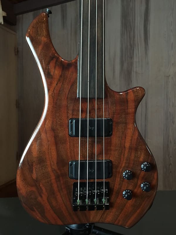 Zon Legacy Elite fretless 4 string bass guitar (figured