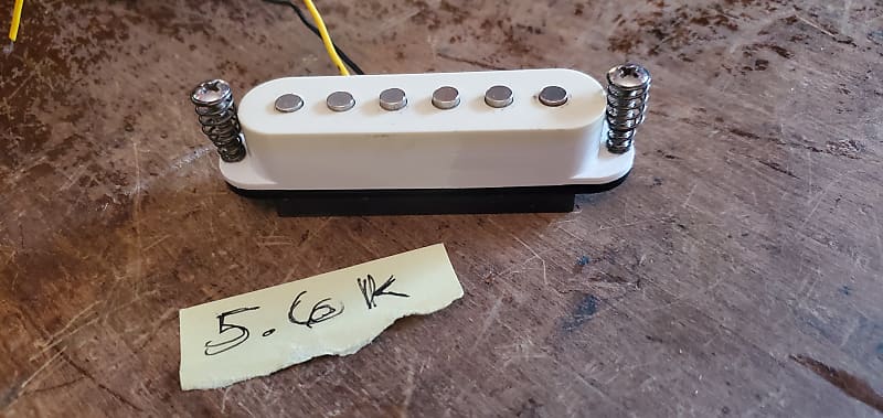 1992 Fender Squier Stratocaster middle pickup image 1