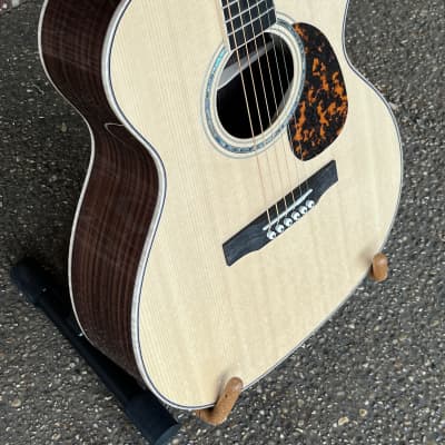 Larrivée OM-09 with Indian Rosewood Back and Sides and Sitka Spruce Top image 3