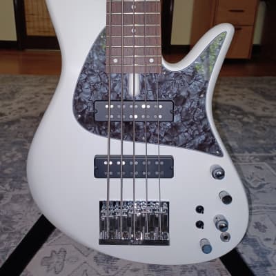 Fodera Guitars Emperor 5 Standard Classic bass guitars