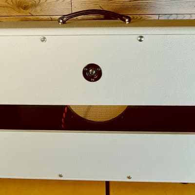 VBoutique VCab-OS 1x12 Oversized White Tolex - Cain Grill - Gold Piping unloaded image 4