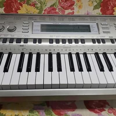 Casio WK-200 76-Key Workstation Keyboard 2000s - Silver