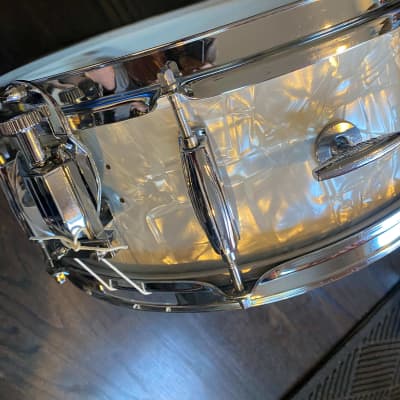 Gretsch 4103 Renown 14x5.5" 8-Lug Snare Drum with Round Badge 1958 - 1971 - White Pearl image 7