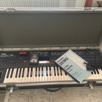 Yamaha DX7IID 16-Voice Synthesizer  W hcard & case