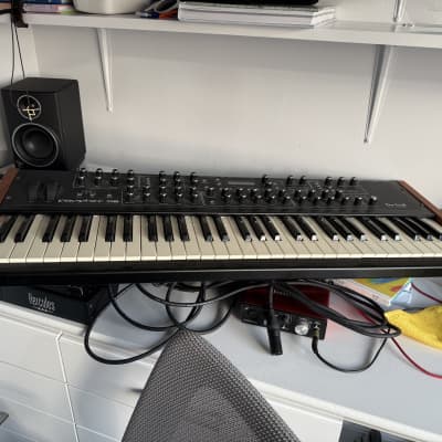 Dave Smith Instruments Prophet 08 PE 61-Key 8-Voice Polyphonic Synthesizer 2009 - 2015 - Black with Wood Sides