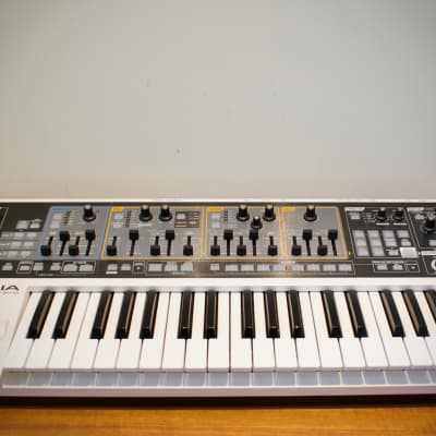 Roland SH-01 GAIA 37-Key Digital Synthesizer 2010 - 2012 - White