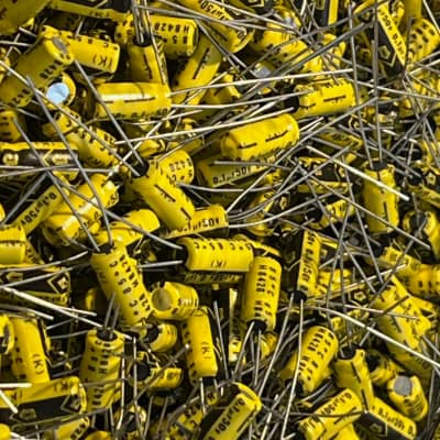 Sourcing Map 50 Stück 100V 0.1uF 100NF 10% Radial Leitung Box