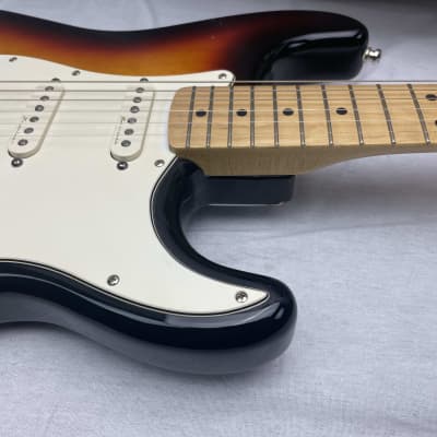 Fender Standard Stratocaster Guitar with Noiseless pickups - MIM Mexico 2003 - 3-Tone Sunburst / Maple neck image 5